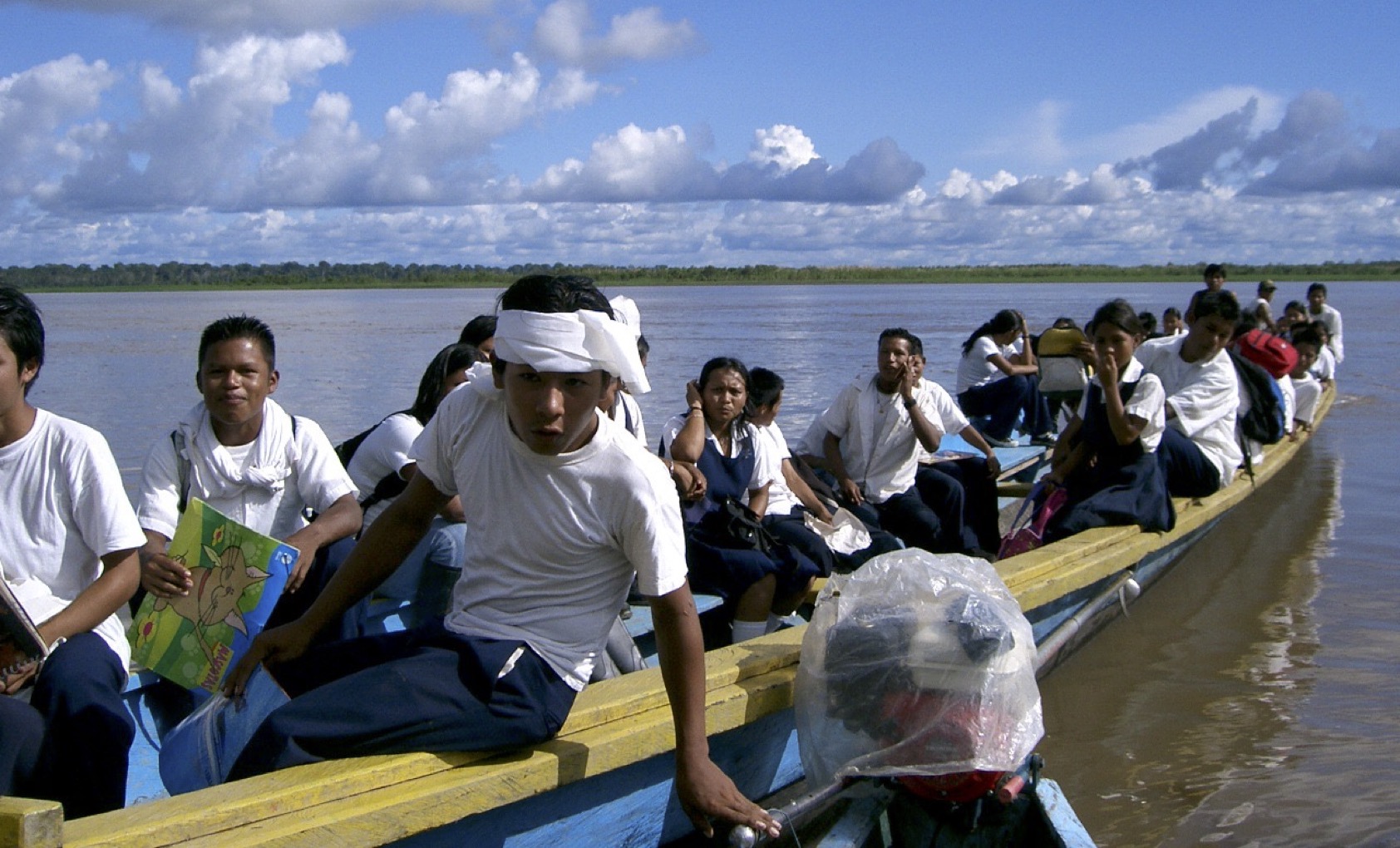 Transporte escolar, Puerto Nariño, Amazonas, 2005 - Foto- Elizabeth Riaño Umbarila